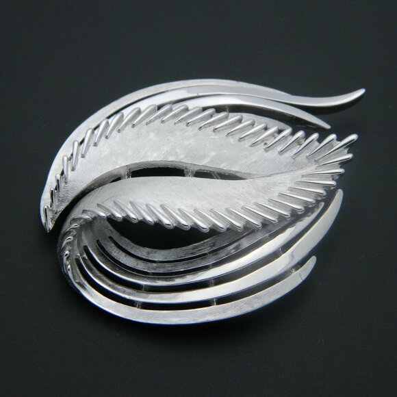 Crown TRIFARI Abstract Silver Tone Feather Pin - Picture 1 of 5